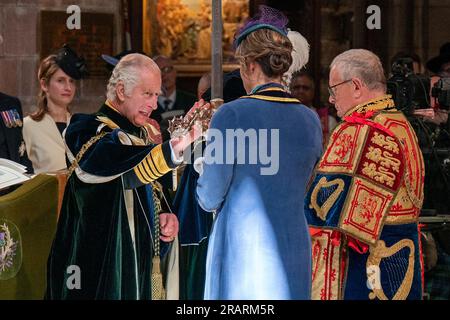 Dame Katherine Grainger présente l'épée Elizabeth au roi Charles pendant le service national de Thanksgiving et la dédicace du roi Charles III et de la reine Camilla, et la présentation des honneurs de l'Écosse, à la cathédrale St Giles d'Édimbourg. Date de la photo : mercredi 5 juillet 2023. Banque D'Images