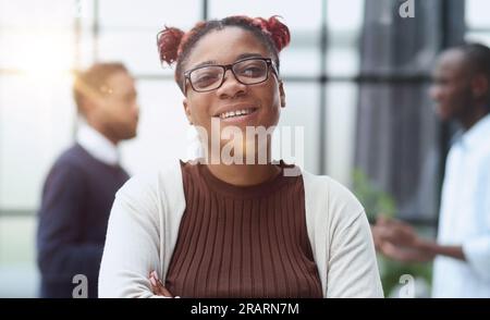 Gros plan portrait, professionnelle mature, belle femme confiante Banque D'Images