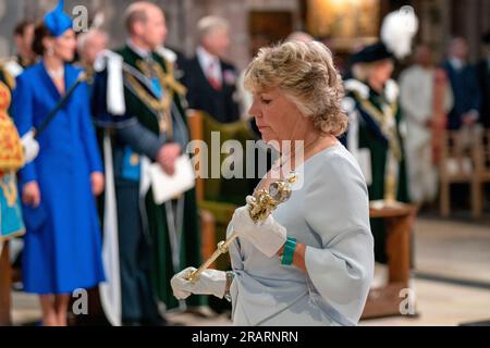 Le sceptre porté par Lady Dorrian, Lord Justice Clerk, pendant le service national de Thanksgiving et la dédicace du roi Charles III et de la reine Camilla, et la présentation des honneurs de l'Écosse, à la cathédrale St Giles d'Édimbourg. Date de la photo : mercredi 5 juillet 2023. Banque D'Images