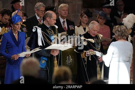 (De gauche à droite) la princesse de Galles, connue sous le nom de duchesse de Rothesay en Écosse, le prince de Galles, connu sous le nom de duc de Rothesay en Écosse, regarde le roi Charles III se voir présenter le sceptre par Lady Dorrian, Lord Justice Clerk pendant le service national de Thanksgiving et la dédicace du roi Charles III et de la reine Camilla, et la présentation des honneurs de l'Écosse, à la cathédrale St Giles d'Édimbourg. Date de la photo : mercredi 5 juillet 2023. Banque D'Images