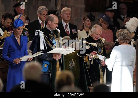 (De gauche à droite) la princesse de Galles, connue sous le nom de duchesse de Rothesay en Écosse, le prince de Galles, connu sous le nom de duc de Rothesay en Écosse, regarde le roi Charles III se voir présenter le sceptre par Lady Dorrian, Lord Justice Clerk pendant le service national de Thanksgiving et la dédicace du roi Charles III et de la reine Camilla, et la présentation des honneurs de l'Écosse, à la cathédrale St Giles d'Édimbourg. Date de la photo : mercredi 5 juillet 2023. Banque D'Images