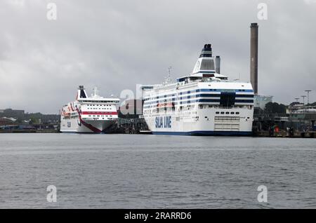 Bateaux à Värtahamnen, dans la ville de Stockholm, Suède. Banque D'Images