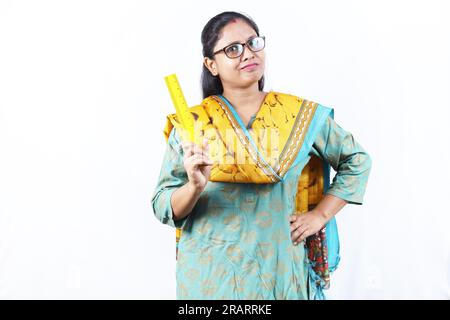 Professeur en tenue indienne. Portrait de Happy Indian Teacher tenant une échelle de mesure en main et des spécifications de port. Expressions diverses. Banque D'Images