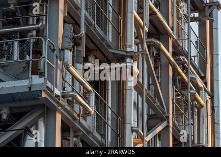 Industrial pipelines donne des détails de près au coucher du soleil à l'usine de papier Banque D'Images