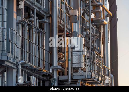 Industrial pipelines donne des détails de près au coucher du soleil à l'usine de papier Banque D'Images