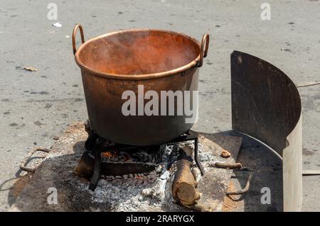 chaudron de riz préparé dans la semaine des festivités Banque D'Images