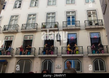 Bâtiment typique de Lisbonne avec vérandas et les gens prenant des boissons dans un bar, centre-ville, près du Chiado. Banque D'Images