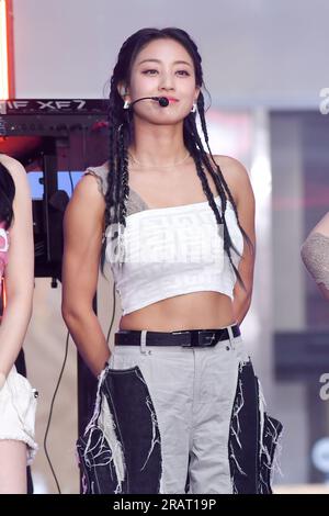 New York, États-Unis. 05 juillet 2023. Jihyo de Twice se produit sur le 'Today' Show de NBC au Rockefeller Center à New York, NY le 5 juillet 2023. (Photo par Efren Landaos/Sipa USA) crédit : SIPA USA/Alamy Live News Banque D'Images