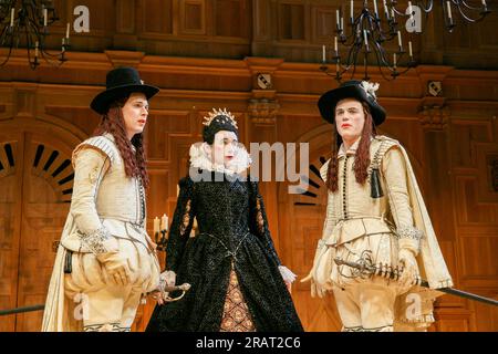 V/i - de gauche à droite : Samuel Barnett (Sebastian), Mark Rylance (Comtesse Olivia), Johnny Flynn (Viola) dans LA DOUZIÈME NUIT de Shakespeare à l'Apollo Theatre, Londres W1 17/11/2012 a Shakespeare's Globe design : Jenny Tiramani éclairage : David Plater réalisateur : Tim Carroll Banque D'Images