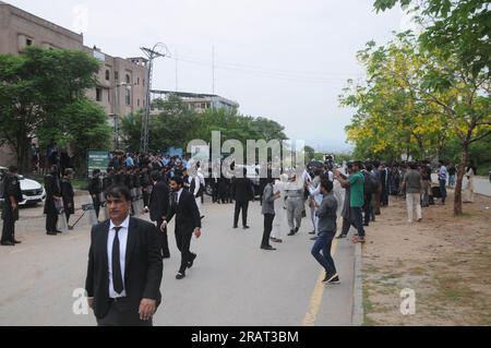 Islamabad, Pakistan. 04 juillet 2023. Le personnel de sécurité muni de boucliers balistiques escorte un véhicule transportant l'ancien Premier ministre pakistanais Imran Khan, alors qu'il arrive devant le tribunal. Khan a régulièrement vu des collaborateurs proches et des membres de son parti Pakistan Tehreek-e-Insaf (PTI) quitter son camp, au milieu d'une crise politique qui s'aggrave depuis plus d'un an. (Photo de Raja Imran Bahadar/Pacific Press) crédit : Pacific Press Media production Corp./Alamy Live News Banque D'Images