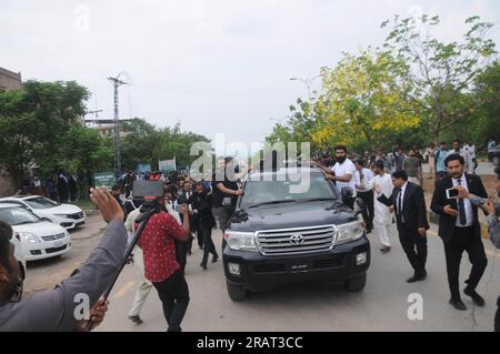 Islamabad, Pakistan. 04 juillet 2023. Le personnel de sécurité escorte un véhicule transportant l'ancien Premier ministre pakistanais Imran Khan, alors qu'il arrive devant le tribunal. Khan a régulièrement vu des collaborateurs proches et des membres de son parti Pakistan Tehreek-e-Insaf (PTI) quitter son camp, au milieu d'une crise politique qui s'aggrave depuis plus d'un an. (Photo de Raja Imran Bahadar/Pacific Press) crédit : Pacific Press Media production Corp./Alamy Live News Banque D'Images