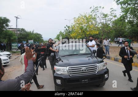 Islamabad, Pakistan. 4 juillet 2023. Le personnel de sécurité escorte un véhicule transportant l'ancien Premier ministre pakistanais Imran Khan, alors qu'il arrive devant le tribunal. Khan a régulièrement vu des collaborateurs proches et des membres de son parti Pakistan Tehreek-e-Insaf (PTI) quitter son camp, au milieu d'une crise politique qui s'aggrave depuis plus d'un an. (Image de crédit : © Raja Imran/Pacific Press via ZUMA Press Wire) USAGE ÉDITORIAL SEULEMENT! Non destiné à UN USAGE commercial ! Banque D'Images