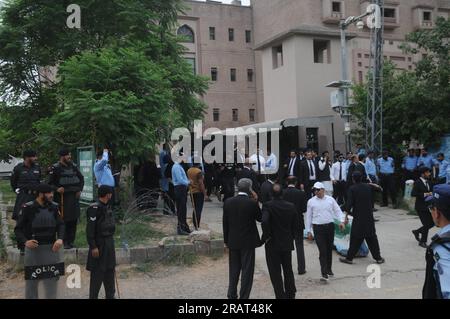 Islamabad, Pakistan. 4 juillet 2023. Le personnel de sécurité muni de boucliers balistiques escorte un véhicule transportant l'ancien Premier ministre pakistanais Imran Khan, alors qu'il arrive devant le tribunal. Khan a régulièrement vu des collaborateurs proches et des membres de son parti Pakistan Tehreek-e-Insaf (PTI) quitter son camp, au milieu d'une crise politique qui s'aggrave depuis plus d'un an. (Image de crédit : © Raja Imran/Pacific Press via ZUMA Press Wire) USAGE ÉDITORIAL SEULEMENT! Non destiné à UN USAGE commercial ! Banque D'Images