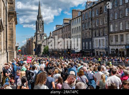 Édimbourg, Écosse, Royaume-Uni, 5 juillet 2023. King Charles III Service de Thanksgiving : la foule attend sur le Royal Mile pour regarder la procession. Crédit : Sally Anderson/Alamy Live News Banque D'Images