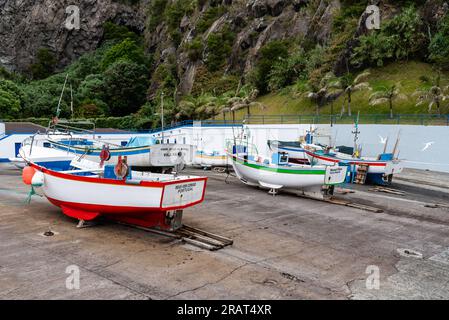 Ponta Delgada, Portugal - 5 juillet 2022 : le port confortable de Caloura dans l'île des Açores Banque D'Images