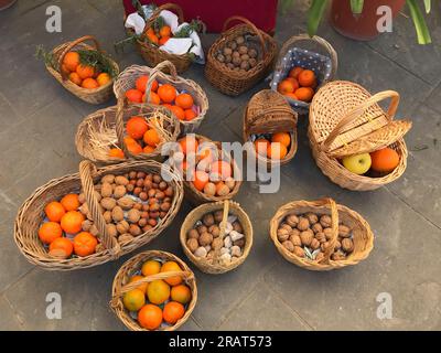 paniers en osier pleins de noix et d'oranges Banque D'Images