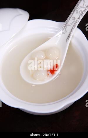 Boulettes de riz gluant bouillies dans du riz gluant fermenté Banque D'Images