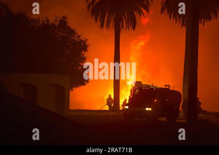 Maisons dans l'interface urbaine sauvage près du Thomas Fire à Ventura, Californie, Los Padres National Forest. L'interface urbaine des zones sauvages est une zone où les structures et autres formes de développement humain se rencontrent ou s'entremêlent avec des zones sauvages non aménagées. Décrit une zone à l'intérieur ou à proximité d'une propriété privée et publique où des mesures d'atténuation peuvent prévenir les dommages ou les pertes causés par un feu de forêt. Banque D'Images