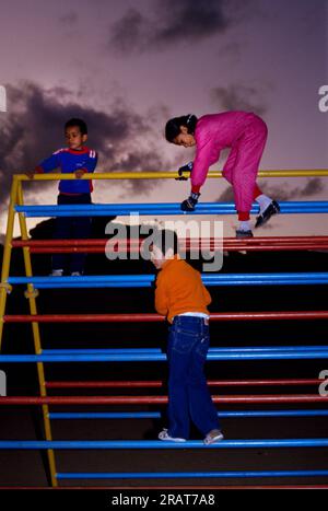 Taif Arabie Saoudite enfants dans le parc au coucher du soleil Banque D'Images