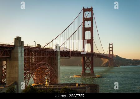 Golden Gate Bridge à San Francisco, Californie au coucher du soleil Banque D'Images