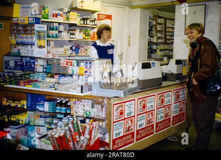 Distributeur de chimiste 24 heures sur 24 au comptoir pharmacie Angleterre Banque D'Images