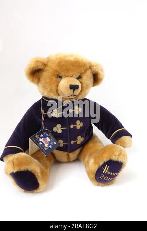 Ours en peluche Millennium 2000 édition spéciale de Harrod avec veste violette et dorée Banque D'Images