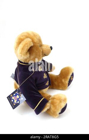 Ours en peluche Millennium 2000 édition spéciale de Harrod avec veste violette et dorée Banque D'Images