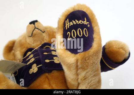 Ours en peluche Millennium 2000 édition spéciale de Harrod avec veste violette et dorée Banque D'Images