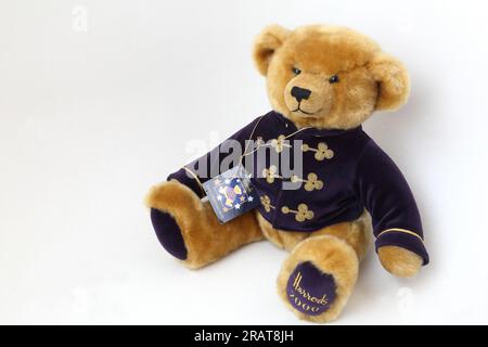 Ours en peluche Millennium 2000 édition spéciale de Harrod avec veste violette et dorée Banque D'Images