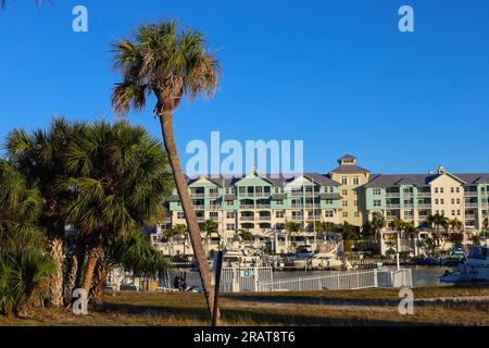 Vue sur les appartements sur le rivage à côté de la marina avec une couchette pour les yachts et les bateaux Banque D'Images