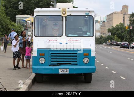 Brooklyn, NY - 28 juin 2023 : camion de crème glacée Mister Softee servant des boissons gazeuses aux clients devant le Brooklyn Museum à Prospect Heights, New y Banque D'Images