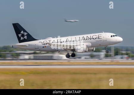 Munich, Allemagne - juin 29. 2023 : Lufthansa CityLine Airbus A319-114 immatriculé D-AILP lors de l'atterrissage sur la piste sud 26L o Banque D'Images