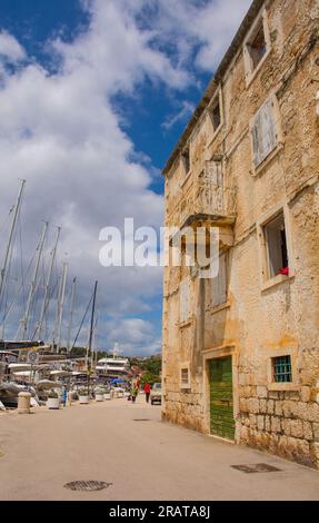 Milna, Croatie - 16 mai 2023. Une maison historique en pierre sur le front de mer de Milna Village sur la côte ouest de l'île de Brac en Croatie Banque D'Images