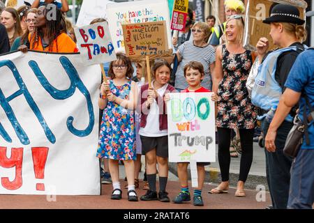 Le jour où le président américain Donald Trump arrive au Royaume-Uni, des manifestants sont photographiés à Bristol pour participer à une marche de protestation et à un rassemblement. 12 Jul 2018 Banque D'Images
