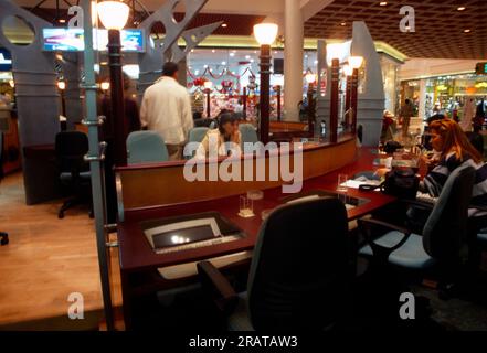 Dubai UAE Internet café centre commercial Burjuman Banque D'Images