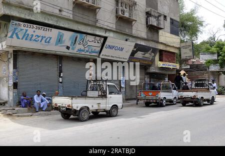 Vue des activités commerciales arrêtées en raison de la grève appelée par Sunni Tehreek (PST) contre la profanation du Saint Coran en Suède, au Centre Gul à Hyderabad le mercredi 5 juillet 2023. Banque D'Images