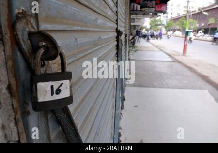 Vue des activités commerciales arrêtées en raison de la grève appelée par Sunni Tehreek (PST) contre la profanation du Saint Coran en Suède, au Centre Gul à Hyderabad le mercredi 5 juillet 2023. Banque D'Images