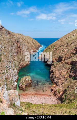 Plage sur l'île de Berlenga, la plus grande de l'archipel. Réserve naturelle de Berlengas. Banque D'Images