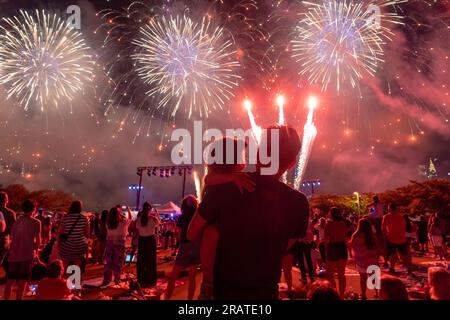 New York, New York, États-Unis. 5 juillet 2023. Les spectateurs regardent depuis Gantry State Plaza Park à long Island les feux d'artifice exploser sur l'East River lors du salon annuel des feux d'artifice Macy's du 4 juillet alors que New York célèbre le jour de l'indépendance, sur l'Empire State Building et les gratte-ciel de Manhattan. (Image de crédit : © TheNEWS2 via ZUMA Press Wire) USAGE ÉDITORIAL SEULEMENT! Non destiné à UN USAGE commercial ! Banque D'Images