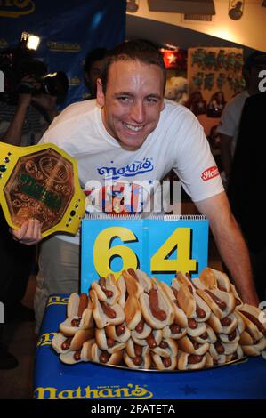 Manhattan, États-Unis d'Amérique. 02 juillet 2009. NEW YORK - 02 JUILLET : 2008 Joey Chestnut, célèbre champion de la course aux chiens chauds de Nathan, assiste à la cérémonie officielle de la participation au 94e Concours annuel de la course aux chiens chauds de Nathan le 4 juillet à Herald Square, le 2 juillet 2009 à New York. Personnes: Joey Chestnut crédit: Storms Media Group/Alay Live News Banque D'Images