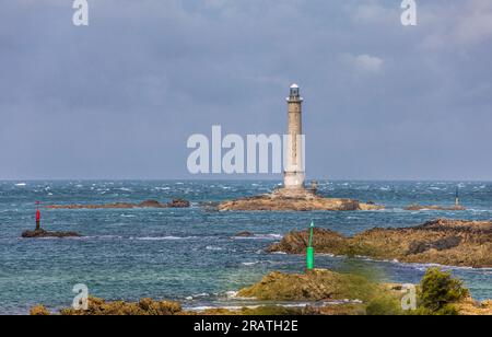 Le phare du Cap de la Hague, également connu sous le nom de Phare de Goury, garde le passage « raz Blanchard » avec ses courants de marée perfides à Auderville coa Banque D'Images