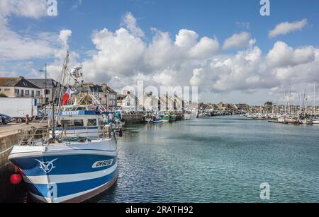 Bateaux de pêche amarrés au quai Vauban dans le port de Saint-Vaast-la-Houge, presqu'île du Cotentin, département de la Manche, Normandie, France Banque D'Images