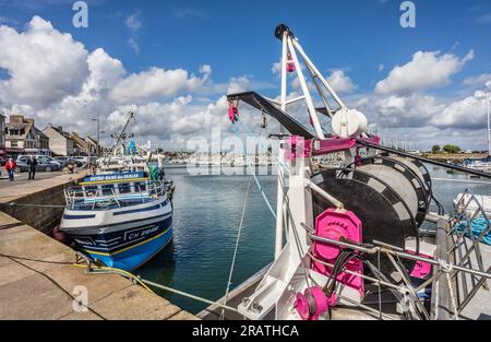 Bateaux de pêche amarrés au quai Vauban dans le port de Saint-Vaast-la-Houge, presqu'île du Cotentin, département de la Manche, Normandie, France Banque D'Images