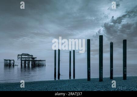 Les vestiges du Victorian West Pier de Brighton sur une journée plate et ennuyeuse : Sussex, Angleterre, Royaume-Uni Banque D'Images