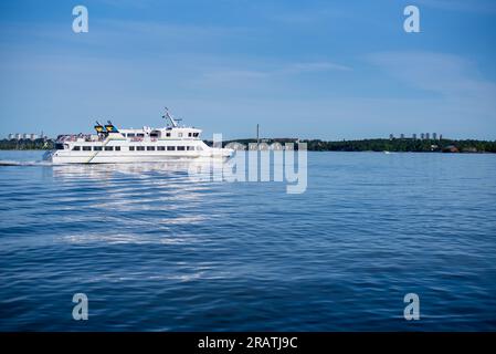 Stockholm, Suède-06 11 2023 : . SL Commuter Ferry nommé VARMDÖ amarré sur le lac Malaren à Stockholm Banque D'Images