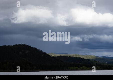 Nuages de tempête et temps se construisant au-dessus de Two Ocean Lake et des basses montagnes Absaroka. Parc national de Grand Teton, Wyoming Banque D'Images