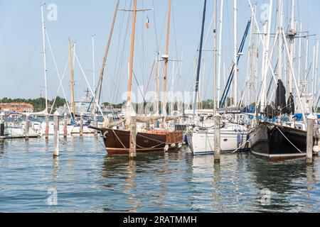 De nombreux bateaux et yachts amarrés au port de plaisance San Giorgio Maggiore à Venise, en Italie. Banque D'Images