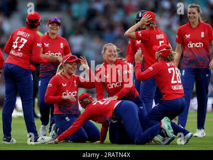 Ses coéquipiers célèbrent avec Charlie Dean, l'anglaise, après qu'elle ait perdu Tahila McGrath (non photographiée) lors du deuxième match Vitality IT20 au Kia Oval, à Londres. Date de la photo : mercredi 7 juillet 2023. Banque D'Images