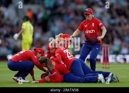 Ses coéquipiers célèbrent avec Charlie Dean, l'anglaise, après qu'elle ait perdu Tahila McGrath (non photographiée) lors du deuxième match Vitality IT20 au Kia Oval, à Londres. Date de la photo : mercredi 7 juillet 2023. Banque D'Images