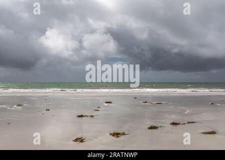 Nuages de tonnerre lourds au-dessus de Culla Beach, Benbecula, Uist, Hébrides, Hébrides extérieures, Îles occidentales, Écosse, Royaume-Uni, Grande-Bretagne Banque D'Images